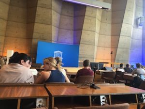 Conférence de présentation de l'Unesco dans la salle de réunions plénières et conférence de Mme l'Ambassadrice de France auprès de l'Unesco.