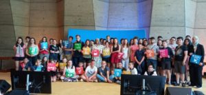 L'ensemble des élèves du projet Erasmus entourant Mme l'Ambassadrice de France auprès de l'Unesco.